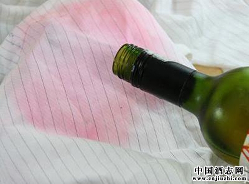 葡萄酒灑在衣物上了應(yīng)怎么清洗