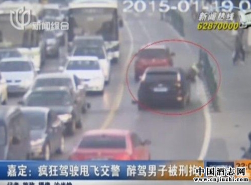 司機(jī)醉駕頂交警狂奔 撞車將其甩出10米遠(yuǎn)(圖)