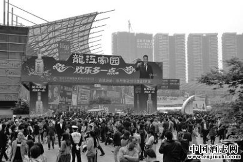 經(jīng)銷商追捧上市酒企 半天填滿4張表格排隊談生意