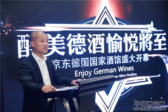 萬(wàn)國(guó)(福建)投資集團(tuán)有限公司吳國(guó)欽董事長(zhǎng)發(fā)表講話 萬(wàn)國(guó)(福建)投資集團(tuán)有限公司吳國(guó)欽董事長(zhǎng)發(fā)表講話